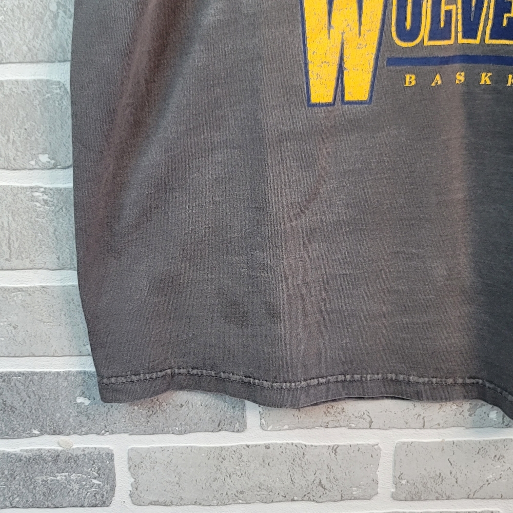 Michigan Wolverines Basketball Vintage 90's Fab 5 Era T-Shirt Men's Cut Tag - Picture 8 of 12